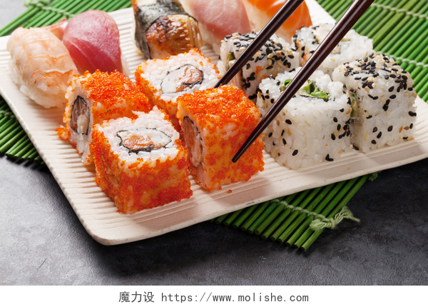 石桌上的一碗寿司寿司和 maki 集